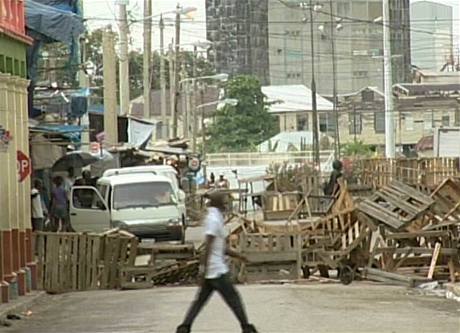 Policie na Jamajce bojuje s gangy, barikdy v Kingstonu - snmek pevzat z videa